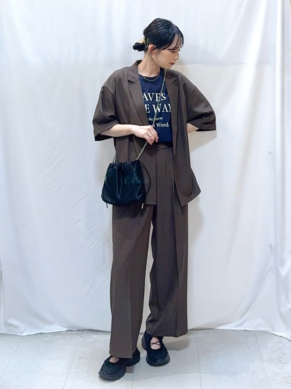 𝐇𝐢𝐫𝐨𝐦𝐢さんの「SHOO･LA･RUE｜【セットアップ可/洗濯後しわになりにくい】5分袖テーラードジャケット」を使ったコーディネート