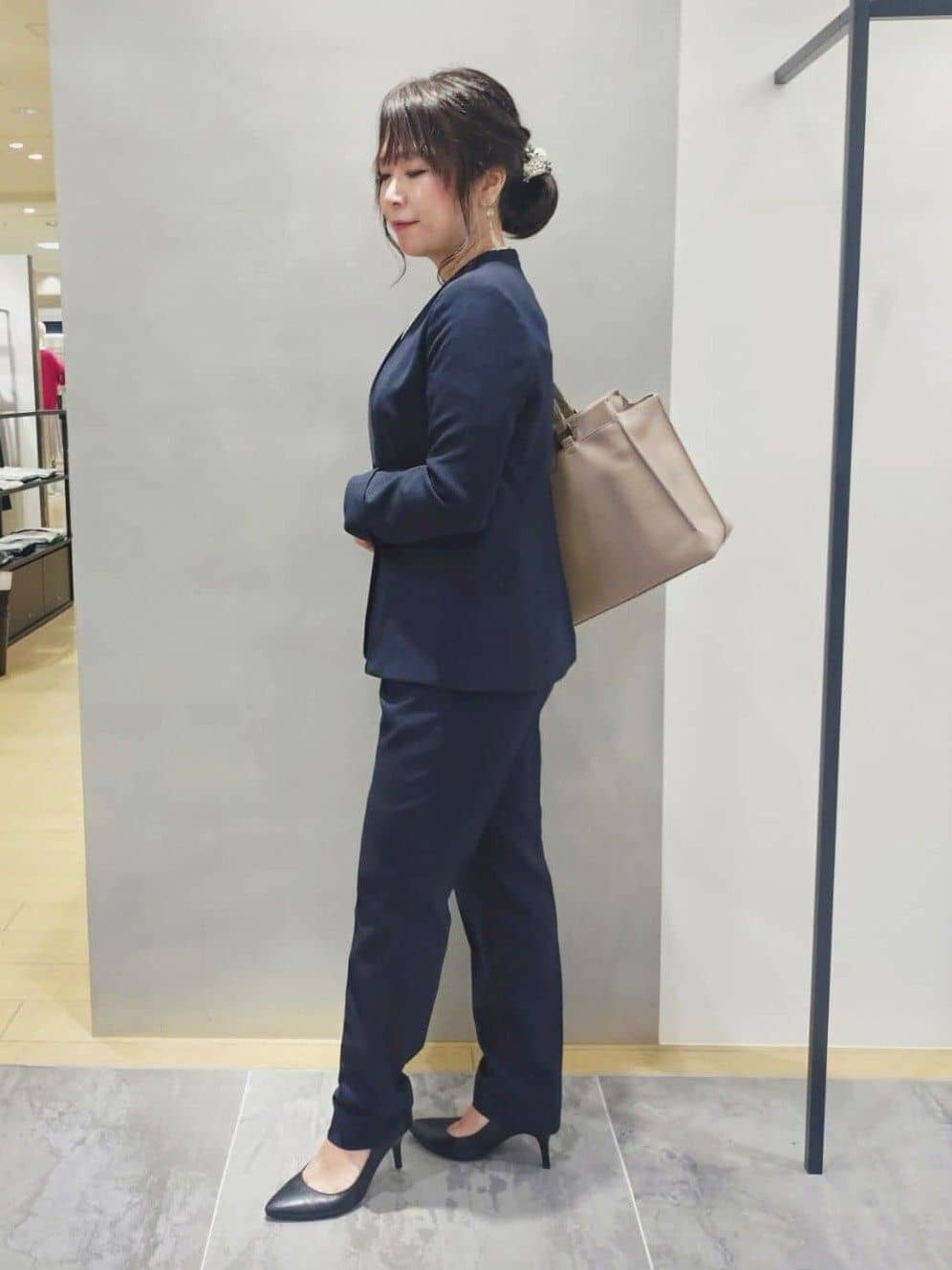 TOMOMIさんの「INDIVI｜【洗える／通勤／スーツ】メランジストレッチ テーパードパンツ」を使ったコーディネート