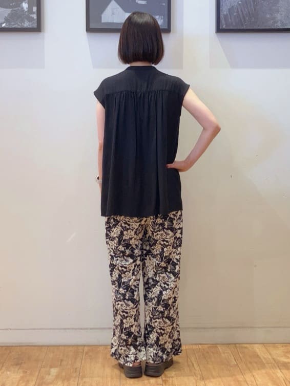 momoharuさんの「SHOO･LA･RUE｜【S-LL/洗濯後しわになりにくい】上品にきれい見え スラブギャザーブラウス」を使ったコーディネート