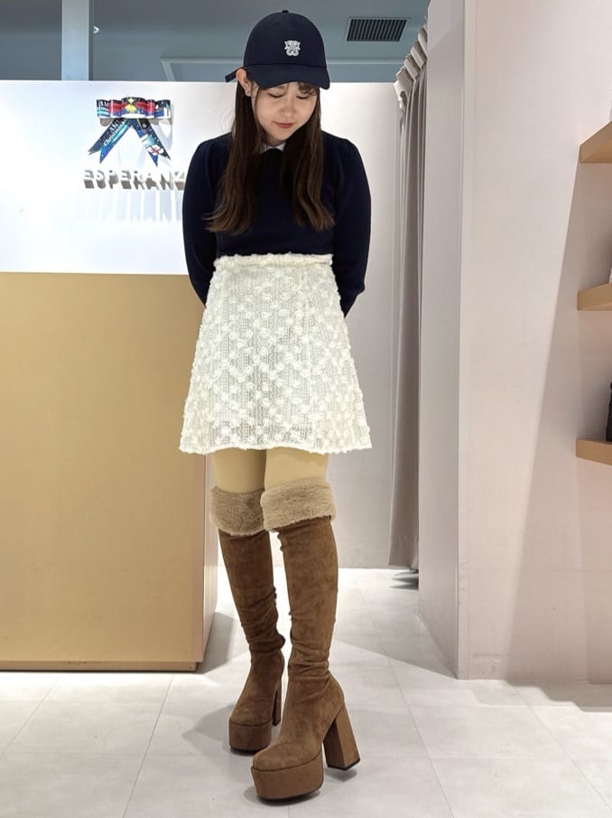 neinaさんの「ESPERANZA｜【ラク盛り／ニーハイブーツ】リピーター続出／脚長美脚 フェイクファーニーハイブーツ」を使ったコーディネート