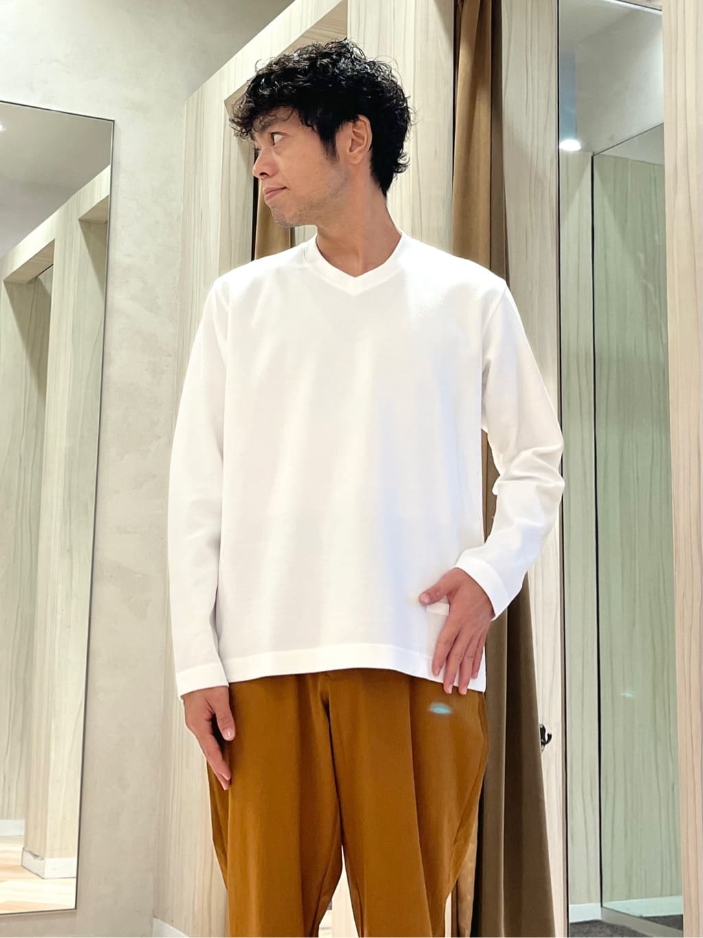 URAさんの「TAKEO KIKUCHI｜【尾州織】ブリスタ Vネック カットソー」を使ったコーディネート