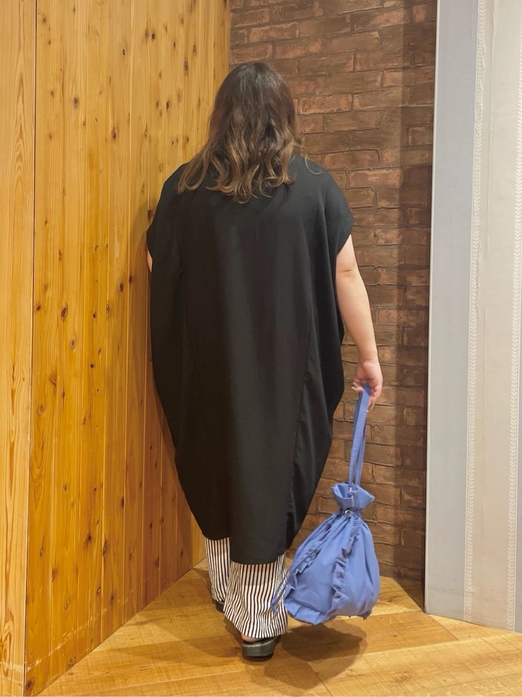 Risaさんの「SHOO･LA･RUE｜【S-LL】楽にサマ見え コクーンシルエットの涼やかワンピース」を使ったコーディネート
