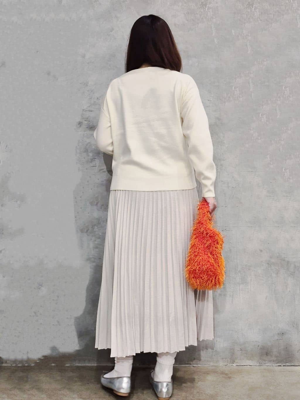ひさえさんの「THE SHOP TK｜【すっきりシルエットが叶う】大人のためのVネックニット/毛玉になりにくい/静電気防止/洗濯機OK」を使ったコーディネート