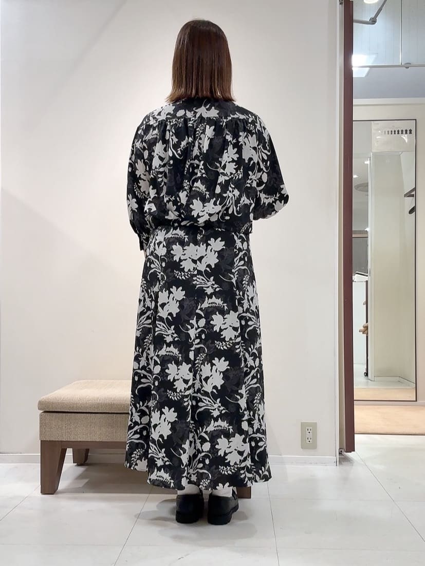 YUIさんの「UNTITLED｜【洗える/セットアップ可能】オーナメントフラワー ブラウス」を使ったコーディネート