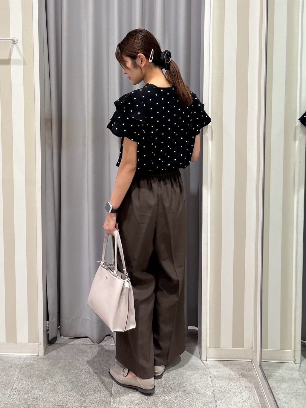 Rikaさんの「SHOO･LA･RUE｜【無地/ドット柄】お袖フリルが華やぐ きれいめブラウス」を使ったコーディネート