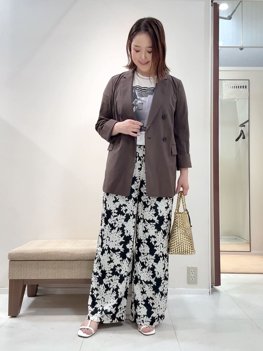 YUIさんの「UNTITLED｜【ウエストゴム/ワイド/柄】モノトーンフラワーパンツ」を使ったコーディネート