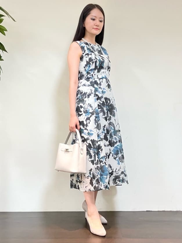 カレンさんの「UNTITLED｜【シアー/エレガント/花柄/夏ワンピ】ペイントフラワーワンピース」を使ったコーディネート