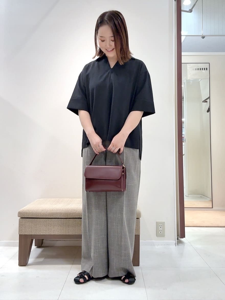 YUIさんの「UNTITLED｜【UVカット/接触冷感/吸水速乾/ゆったり】V開きネックシャツ」を使ったコーディネート