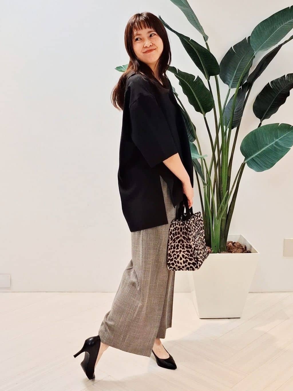 YuKaRiさんの「UNTITLED｜【UVカット/接触冷感/吸水速乾/ゆったり】V開きネックシャツ」を使ったコーディネート