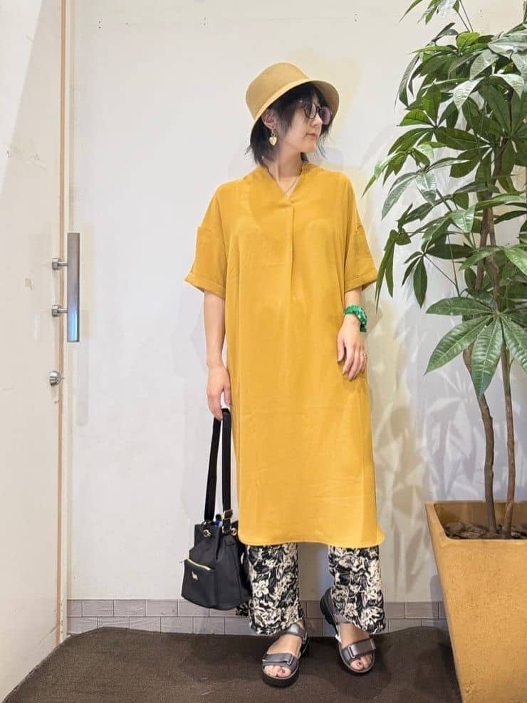 misakiさんの「SHOO･LA･RUE｜【S-LL/洗濯後しわになりにくい/体型カバー】後ろ姿もサマになる バックレースアップチュニック」を使ったコーディネート