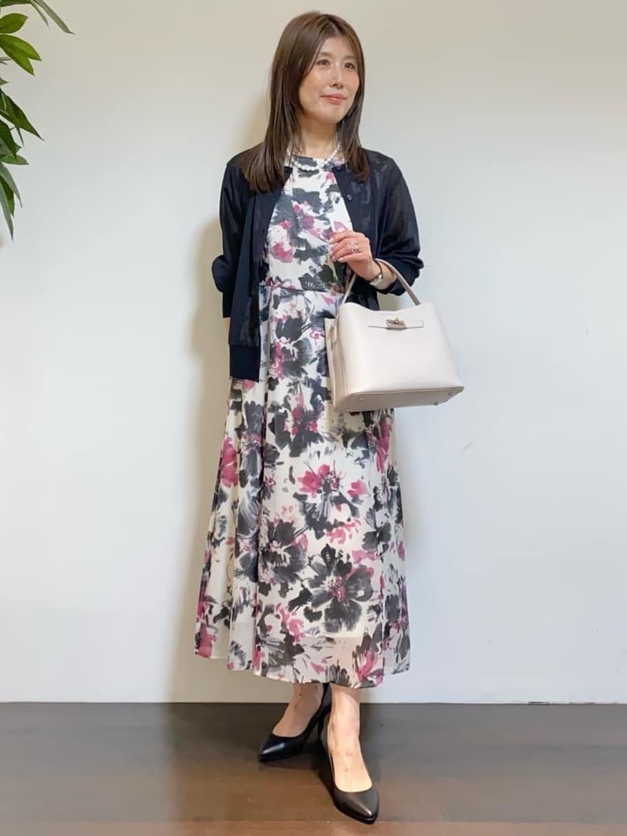tomoさんの「UNTITLED｜【シアー/エレガント/花柄/夏ワンピ】ペイントフラワーワンピース」を使ったコーディネート