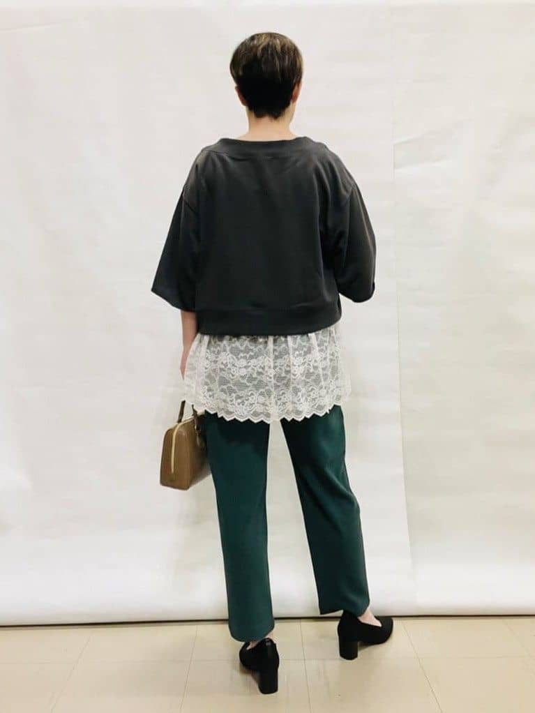 なっちゃんさんの「SHOO･LA･RUE｜【2点セット】ハーフスリーブミニ裏毛プルオーバー＆レースタンクトップセット」を使ったコーディネート