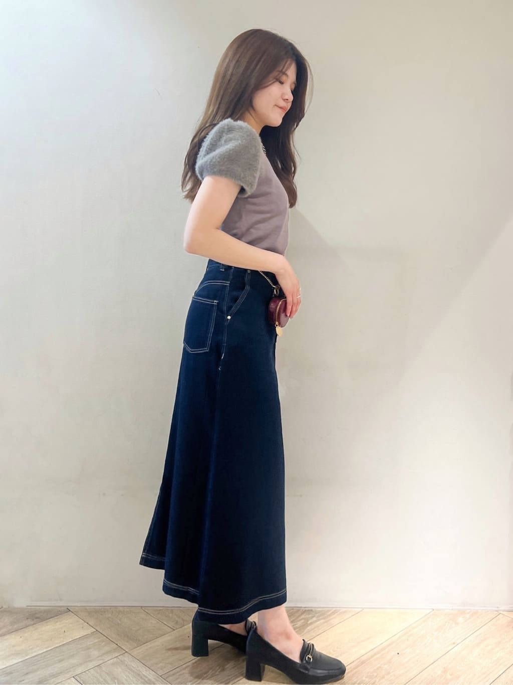 nanaさんの「index｜《6色展開》フェザーパフスリーブVネックニット【洗濯機洗い可】」を使ったコーディネート
