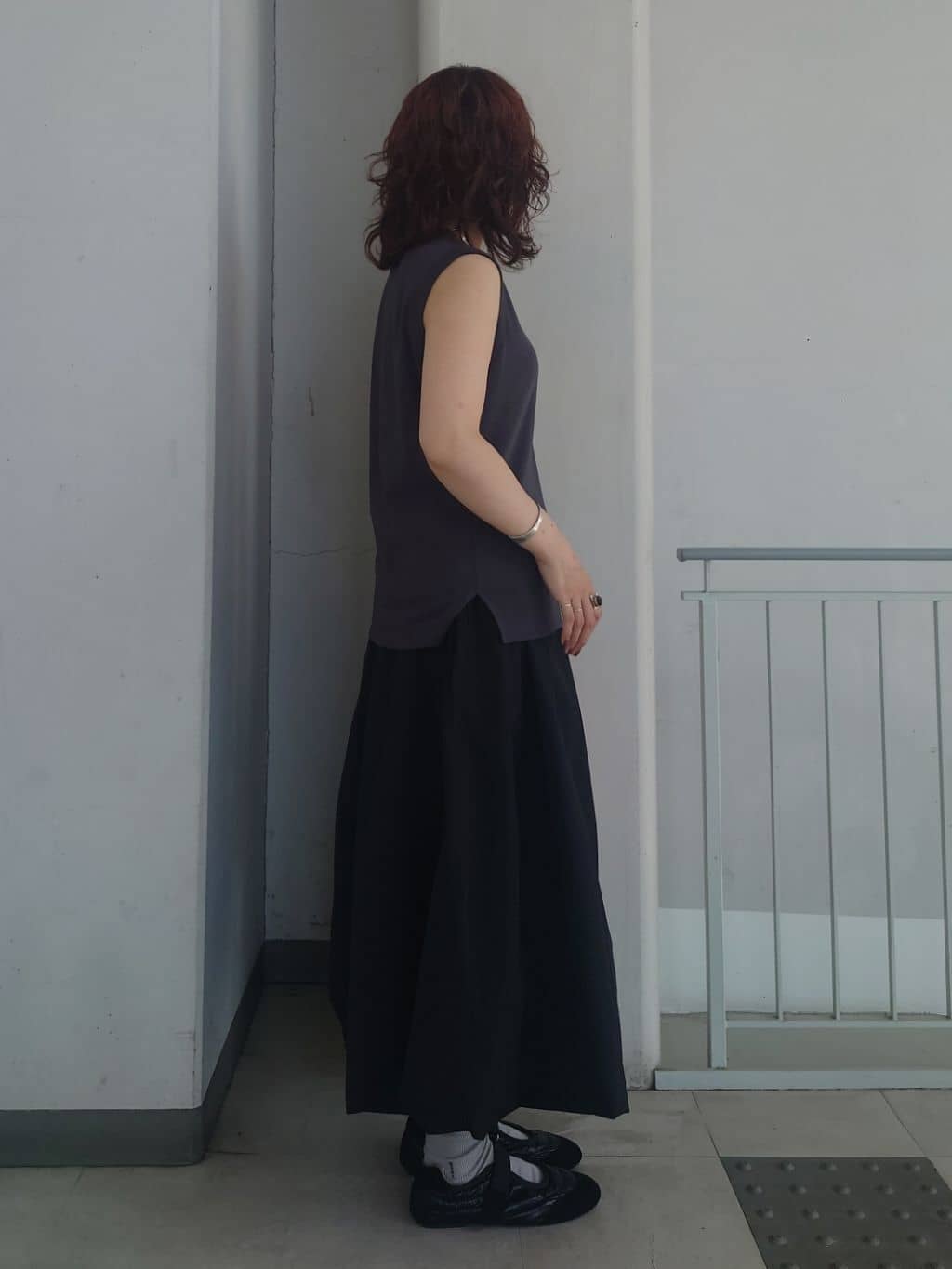 maruさんの「THE SHOP TK｜【汗染み防止】ノースリーブTシャツ【洗濯機OK/UVケア】」を使ったコーディネート