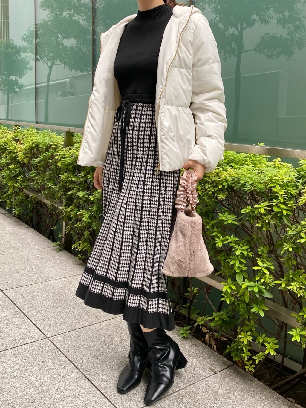 みさかさんの「index｜KAWADAダウンペプラムショートコート【撥水／洗濯機OK／静電気防止裏地】」を使ったコーディネート