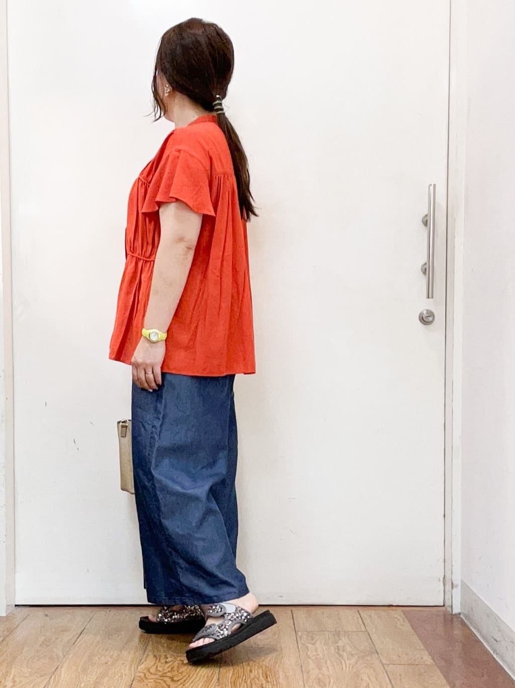 haruさんの「SHOO･LA･RUE｜【洗える/S-LL/ひんやり】金ボタンがアクセント　大人のデニムガウチョパンツ」を使ったコーディネート