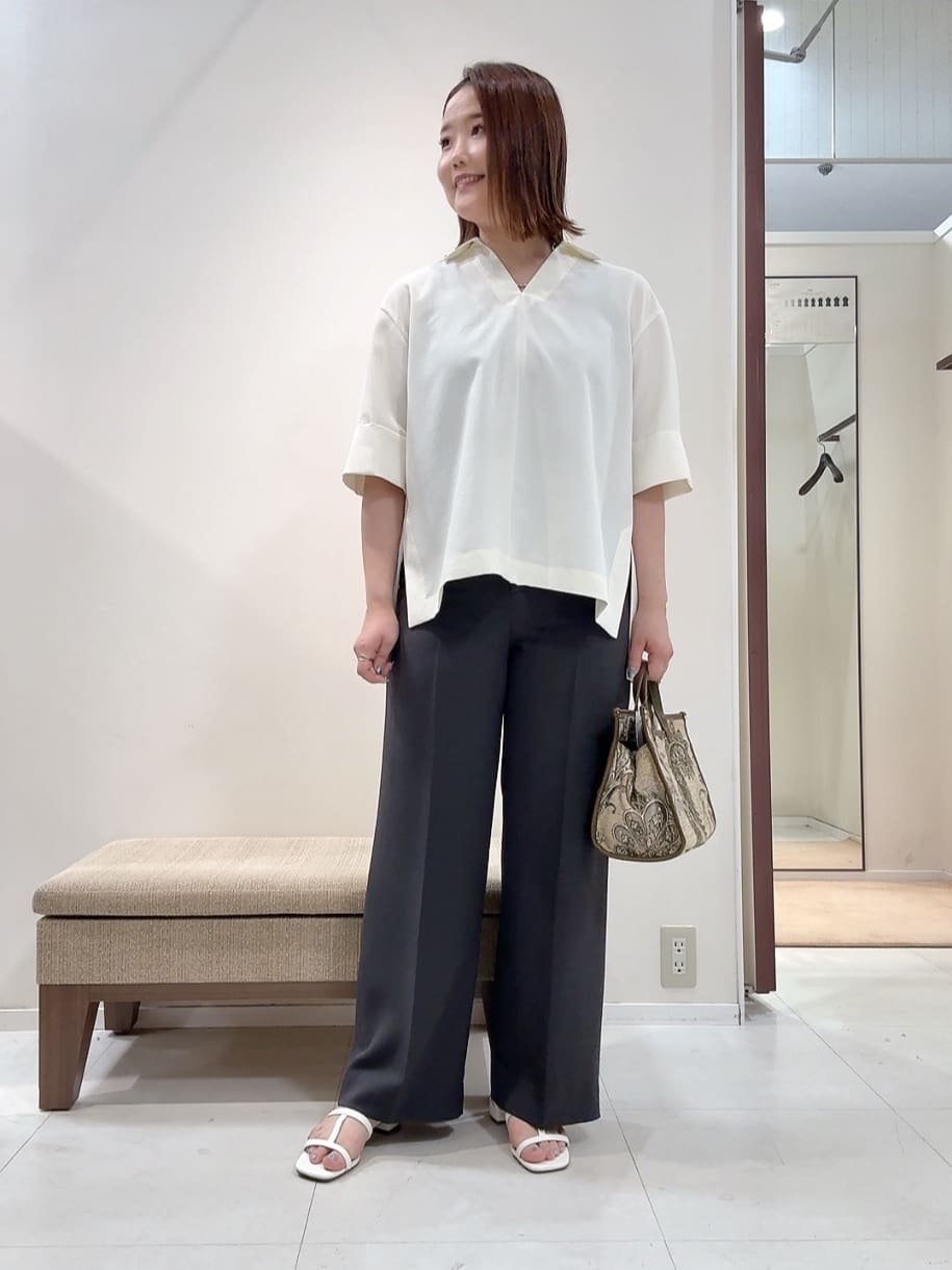YUIさんの「UNTITLED｜【UVカット/接触冷感/吸水速乾/ゆったり】V開きネックシャツ」を使ったコーディネート