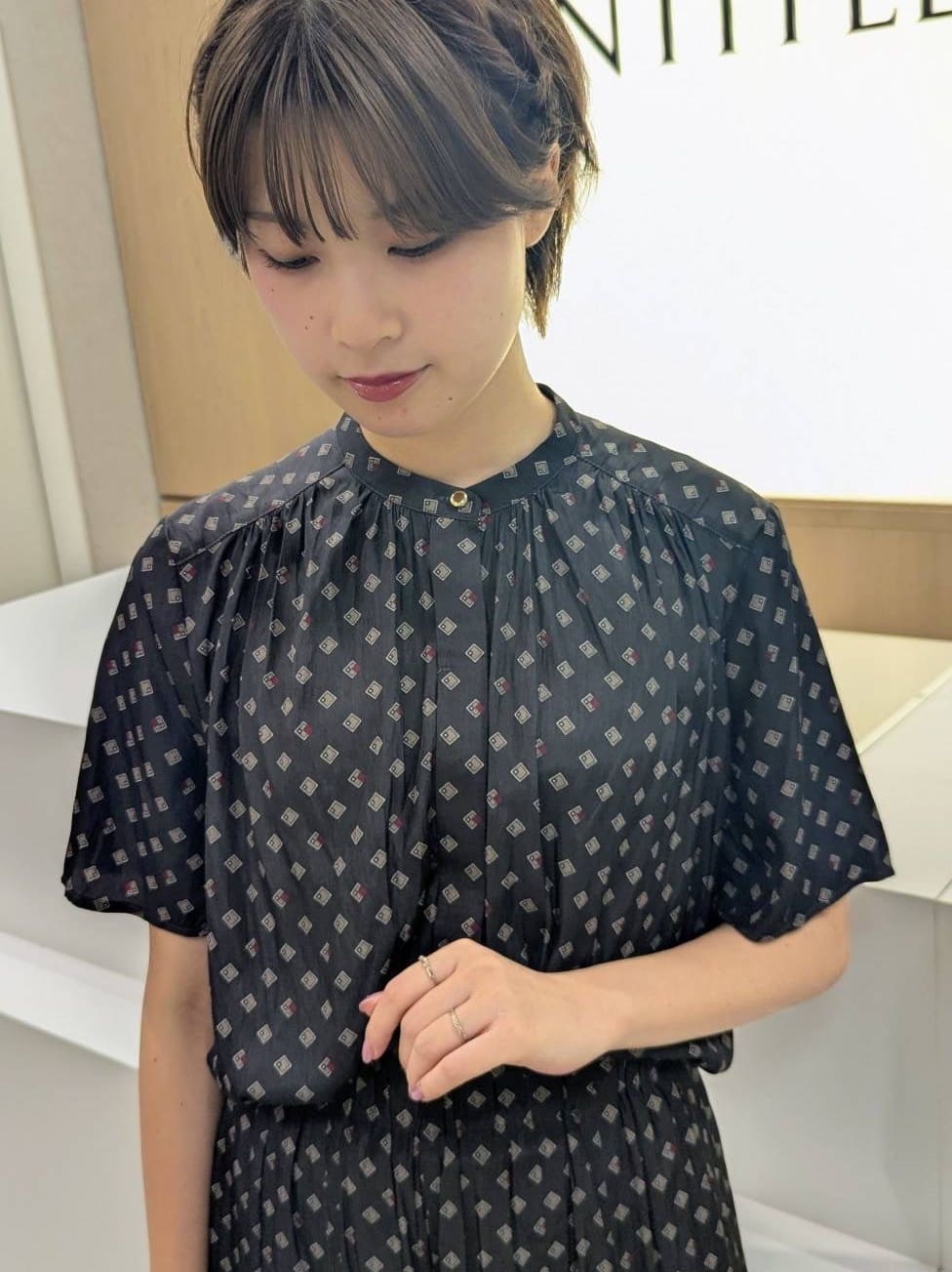 nonoさんの「UNTITLED｜【セットアップ可/リラクシー/通勤】スクエアジオメ柄ブラウス」を使ったコーディネート
