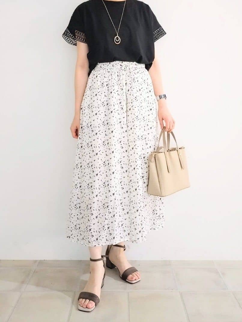 miomioさんの「SHOO･LA･RUE｜【S-LL/ひんやり】インせず決まる 楽してきれいなレース付きトップス」を使ったコーディネート