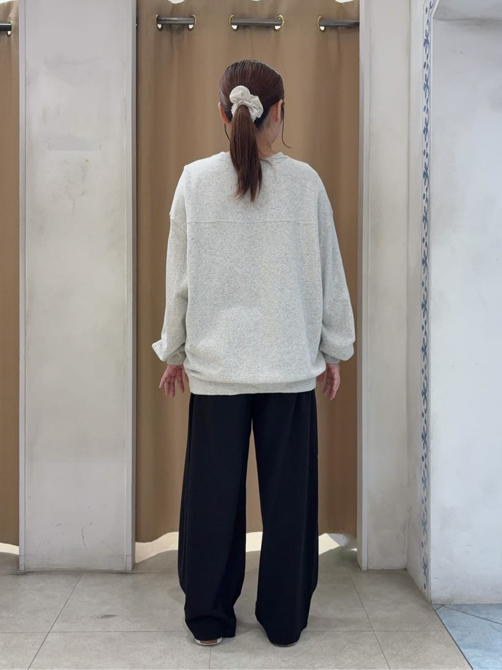 SO(R)Aさんの「SHOO･LA･RUE｜【S-LL/体型カバー】上品なとろみが魅力 イージーワイドパンツ」を使ったコーディネート