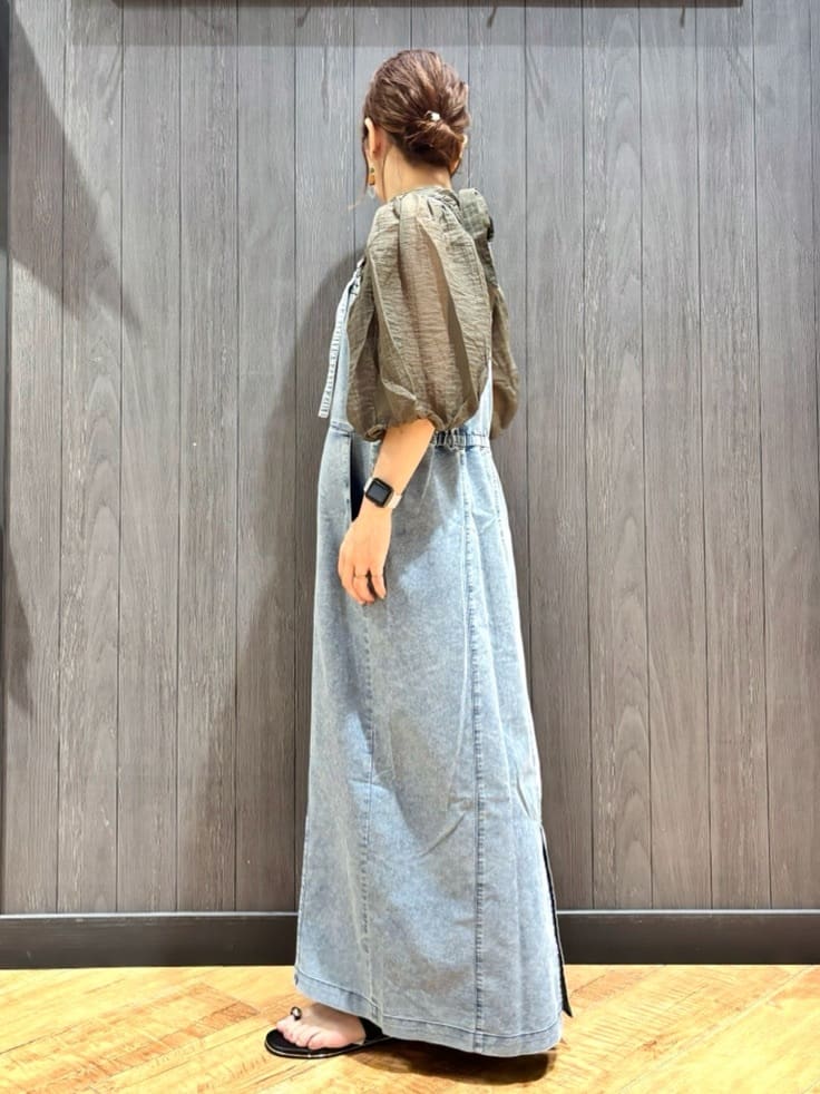 meiさんの「SHOO･LA･RUE｜【S-LL/前後2WAY】バルーンスリーブが華やか こなれ見えシアーブラウス」を使ったコーディネート