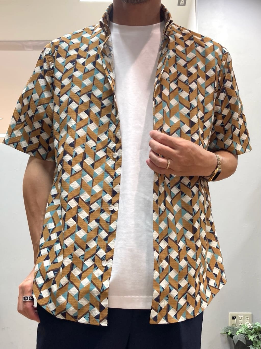 シュンさんの「TAKEO KIKUCHI｜【COOL CITY WEAR】籠目アート柄 サッカーシャツ /通気性」を使ったコーディネート