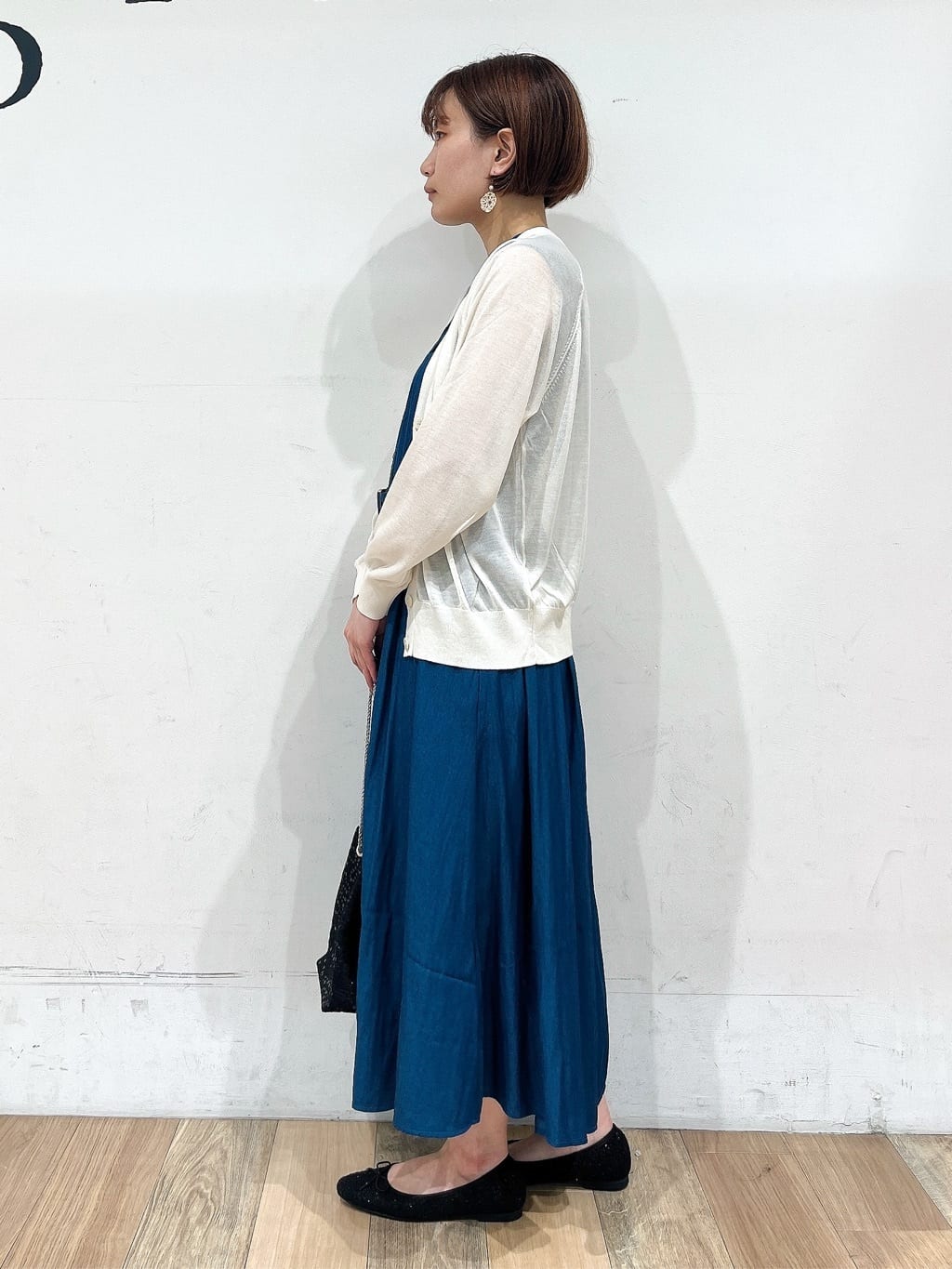 山さんさんの「grove｜さっと二の腕カバー　大人な抜け感シアーラグランVネックカーデ」を使ったコーディネート