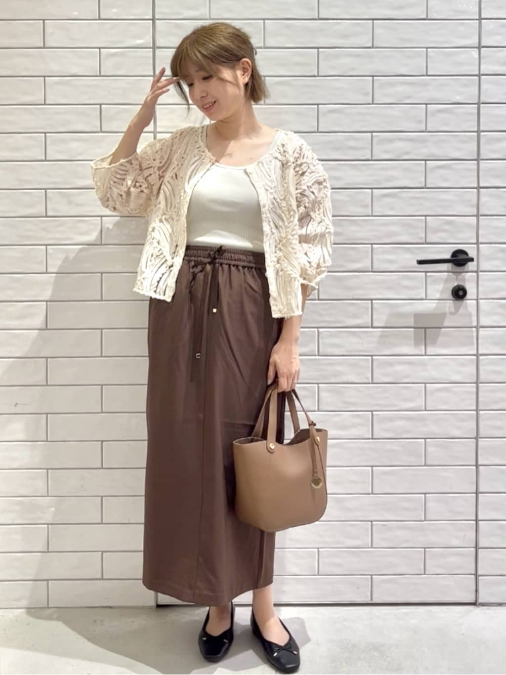 しおりさんの「OPAQUE.CLIP｜シアー刺繍レース前開きブラウス【洗濯機洗い可】」を使ったコーディネート
