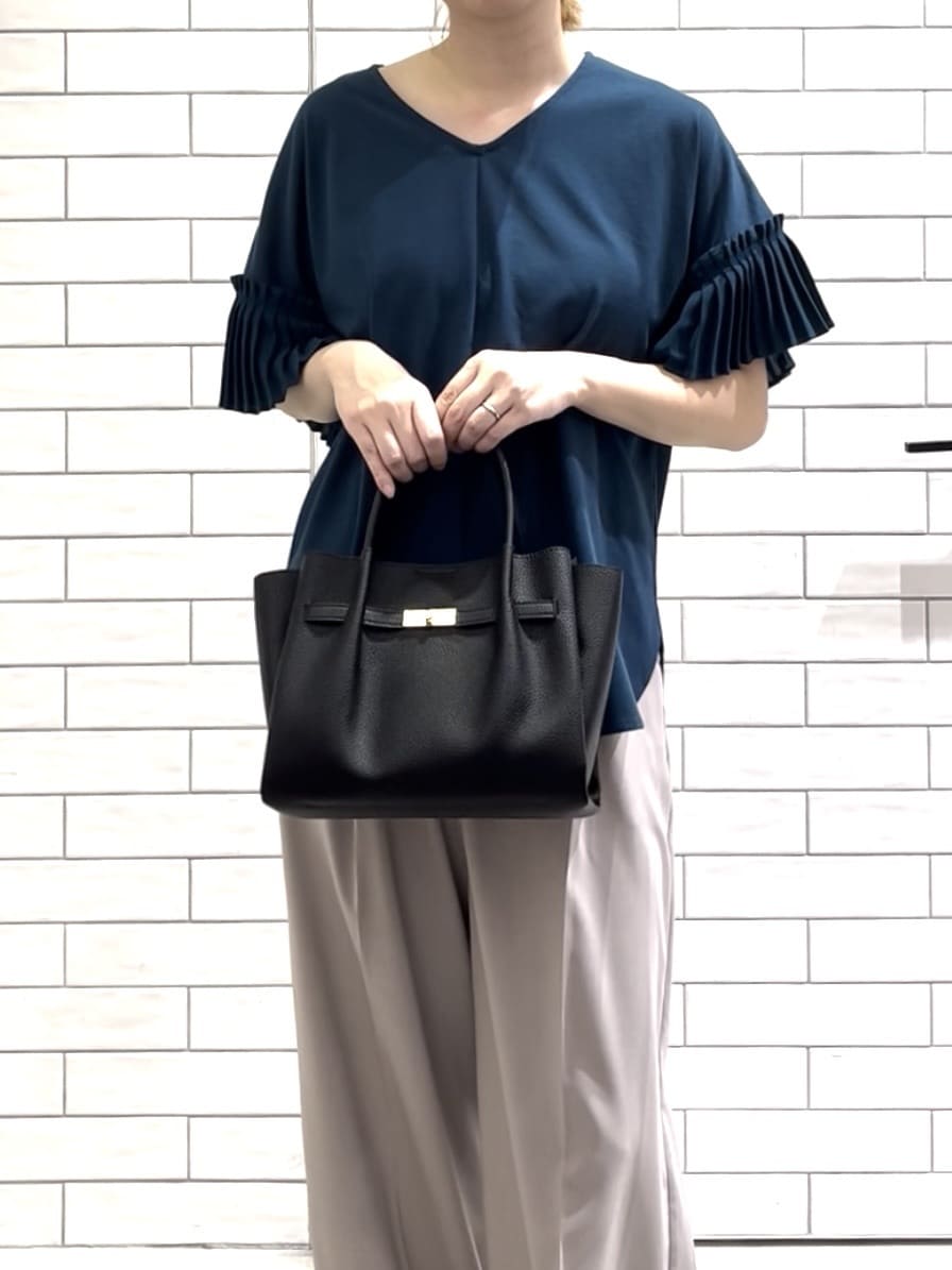 しおりさんの「OPAQUE.CLIP｜プリーツスリーブドッキングトップス【洗濯機洗い可】」を使ったコーディネート