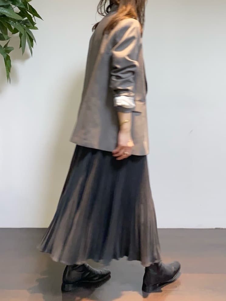tomoさんの「UNTITLED｜【1枚で着映え/オンオフ着回し】フリルサテンブラウス」を使ったコーディネート