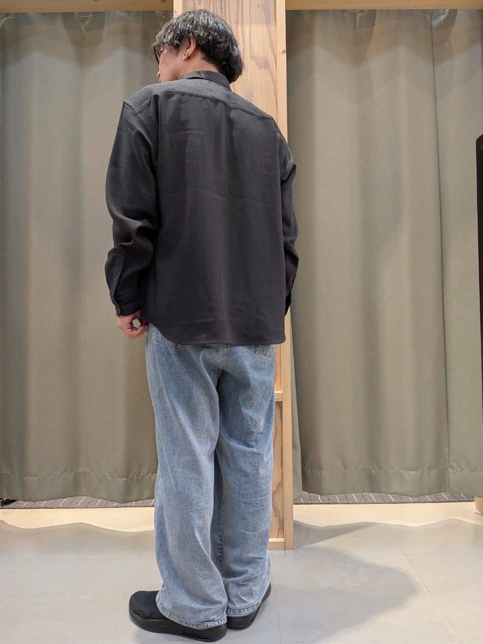 okcさんの「THE SHOP TK｜ツータックワイドデニムパンツ」を使ったコーディネート