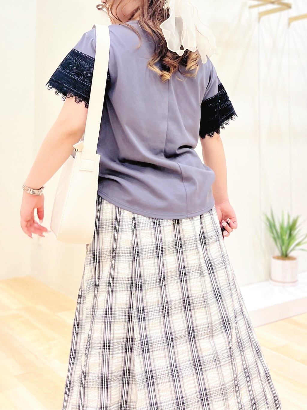 みことさんの「grove｜【洗える/二の腕カバー】上品なレースで叶える、きちんと見えの夏Tシャツ」を使ったコーディネート