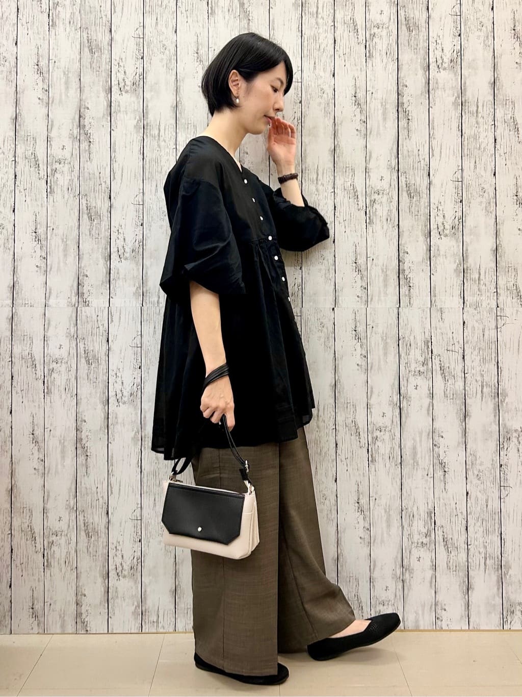 ちぐささんの「SHOO･LA･RUE｜【S-LL/洗濯後しわになりにくい】ゴールドパーツできれい見え 麻調タックワイドパンツ」を使ったコーディネート
