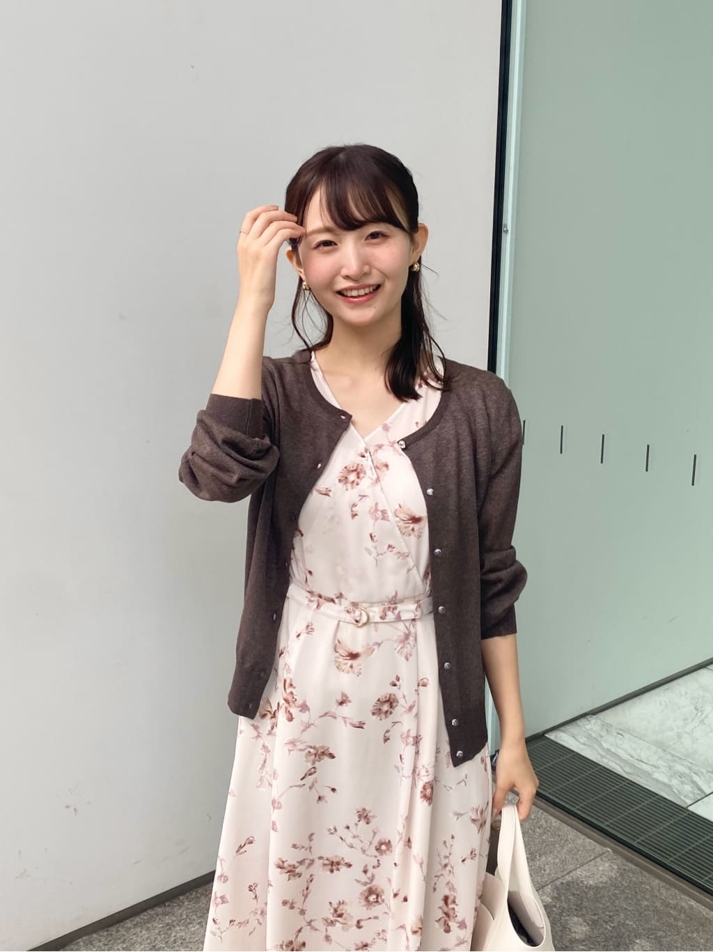 みさかさんの「index｜《7色展開／XS-LLサイズ》ビジューボタンクルーネックカーディガン【洗濯機洗い可】」を使ったコーディネート