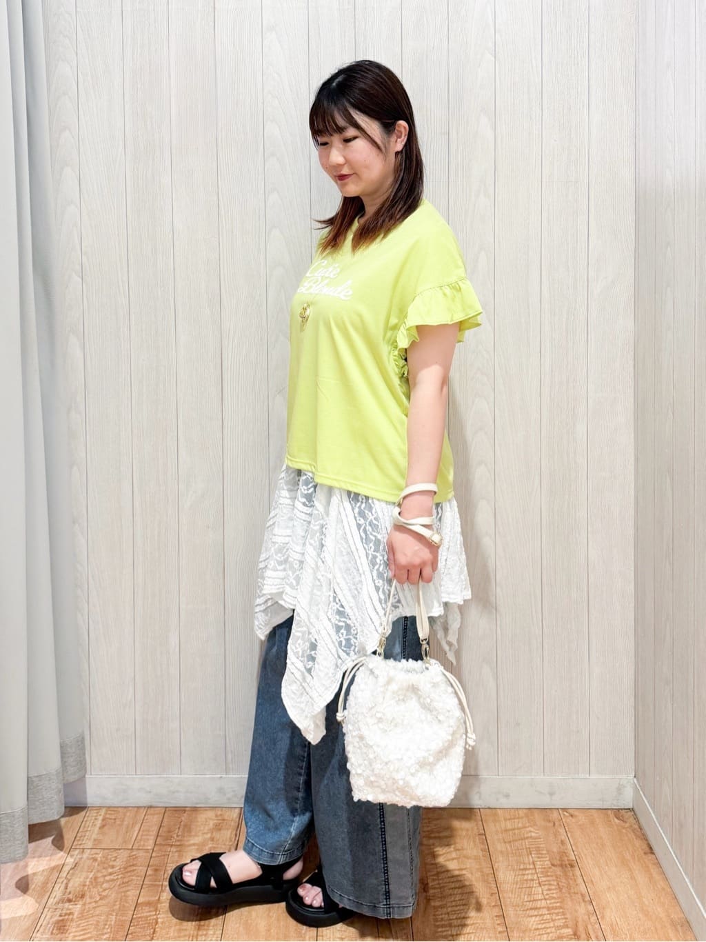 愛さんの「SHOO･LA･RUE｜【S-LL/汗ジミ軽減/ひんやり/UVカット】フリルTシャツ」を使ったコーディネート