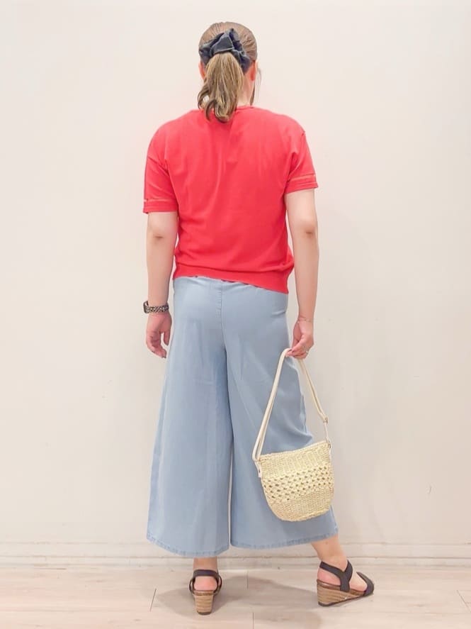 naoさんの「SHOO･LA･RUE｜【洗える/S-LL/ひんやり】金ボタンがアクセント　大人のデニムガウチョパンツ」を使ったコーディネート