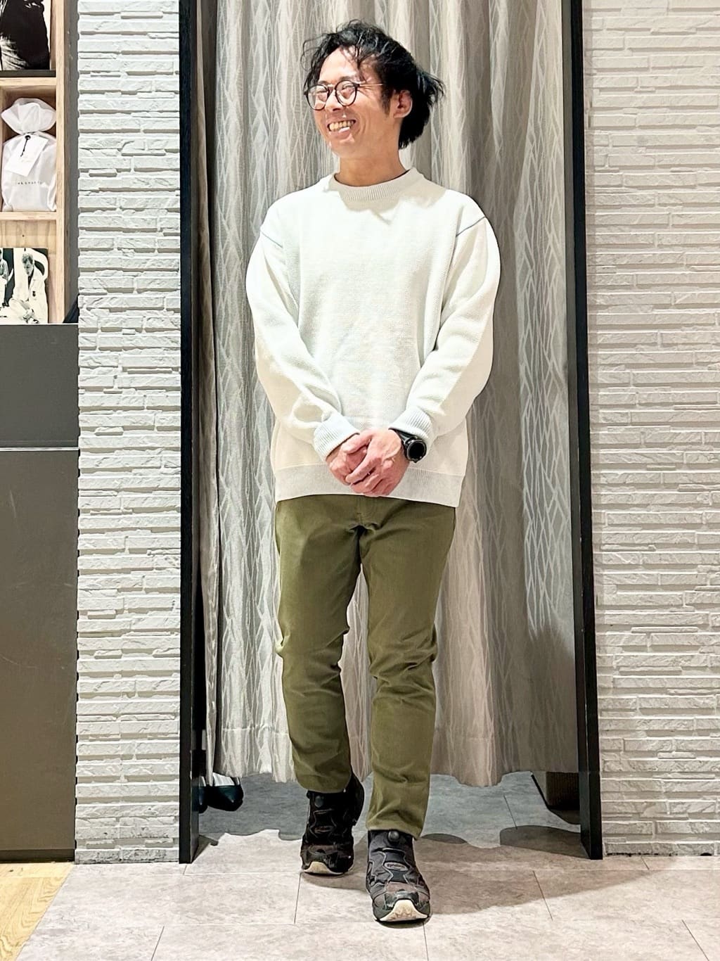 KENJI Iさんの「THE SHOP TK｜【大人の上品カジュアルを叶える】ハグするニット 洗濯機OK／6色展開」を使ったコーディネート