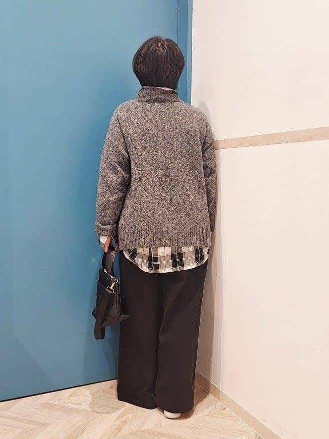 しろさんの「SHOO･LA･RUE｜【洗濯機可/S-LL】インせず着られる ふわふわハイネックニット」を使ったコーディネート