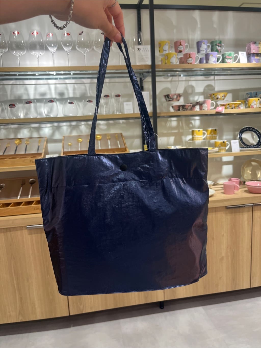えびさんの「212 KITCHEN STORE｜シャイニーフラットランチバッグ SV」を使ったコーディネート