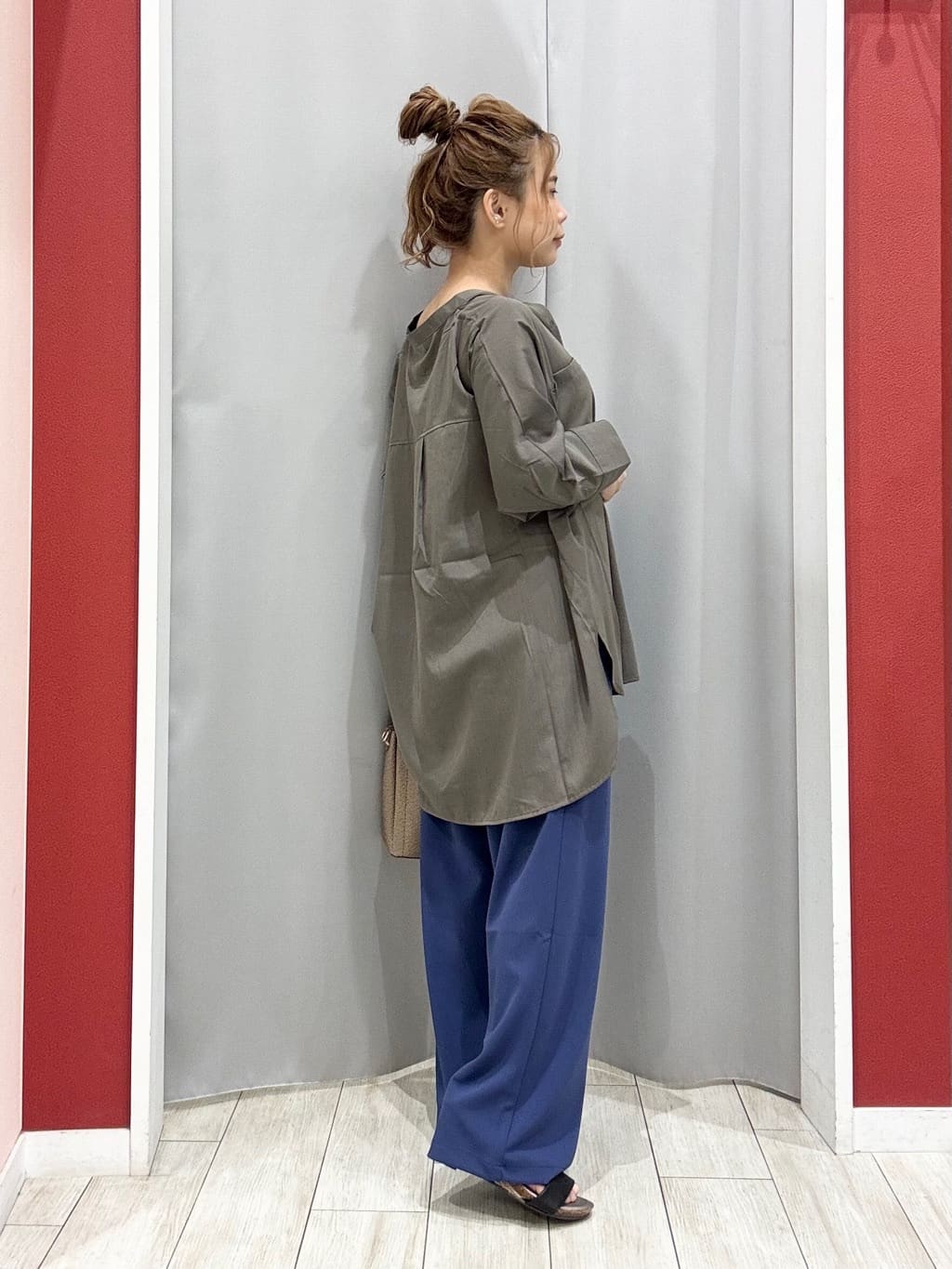 shioさんの「SHOO･LA･RUE｜【S-LL/洗濯後しわになりにくい】コットン風 前あきドルマンブラウス」を使ったコーディネート