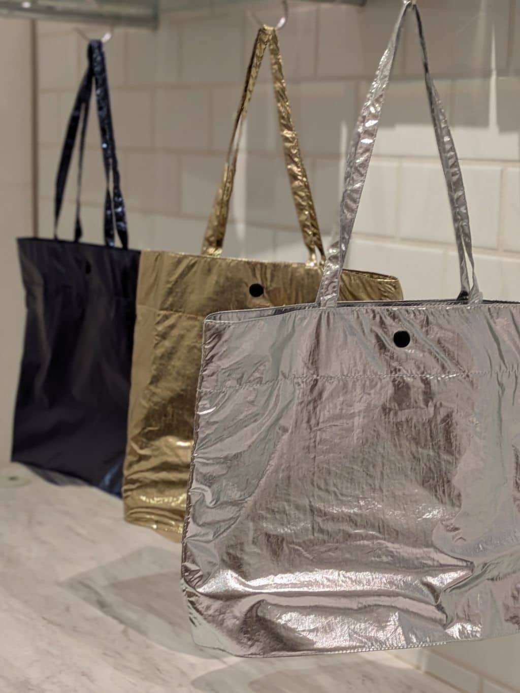 shino.さんの「212 KITCHEN STORE｜シャイニーフラットランチバッグ SV」を使ったコーディネート