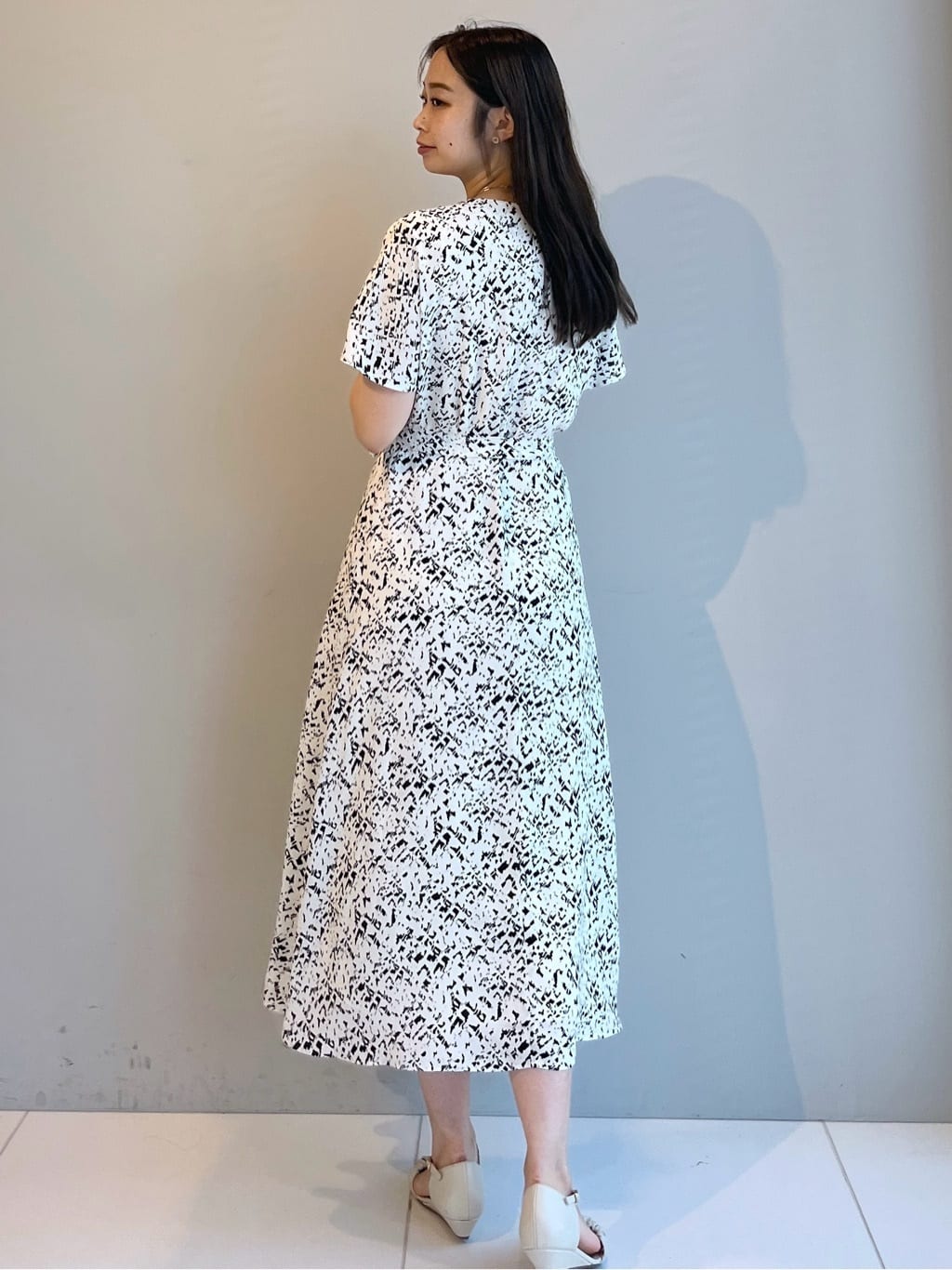 Saekoさんの「COUP DE CHANCE｜【手洗い可／日本製】カシュクール風ワンピース」を使ったコーディネート