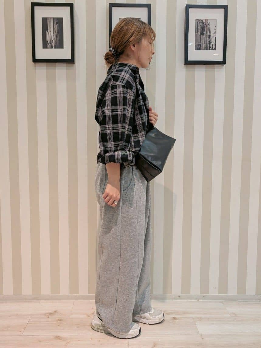 otaさんの「SHOO･LA･RUE｜ダンボールスウェットカーブパンツ」を使ったコーディネート