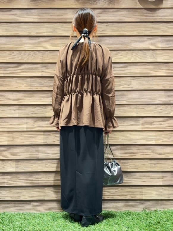 himiさんの「SHOO･LA･RUE｜シャーリングデザインブラウス」を使ったコーディネート