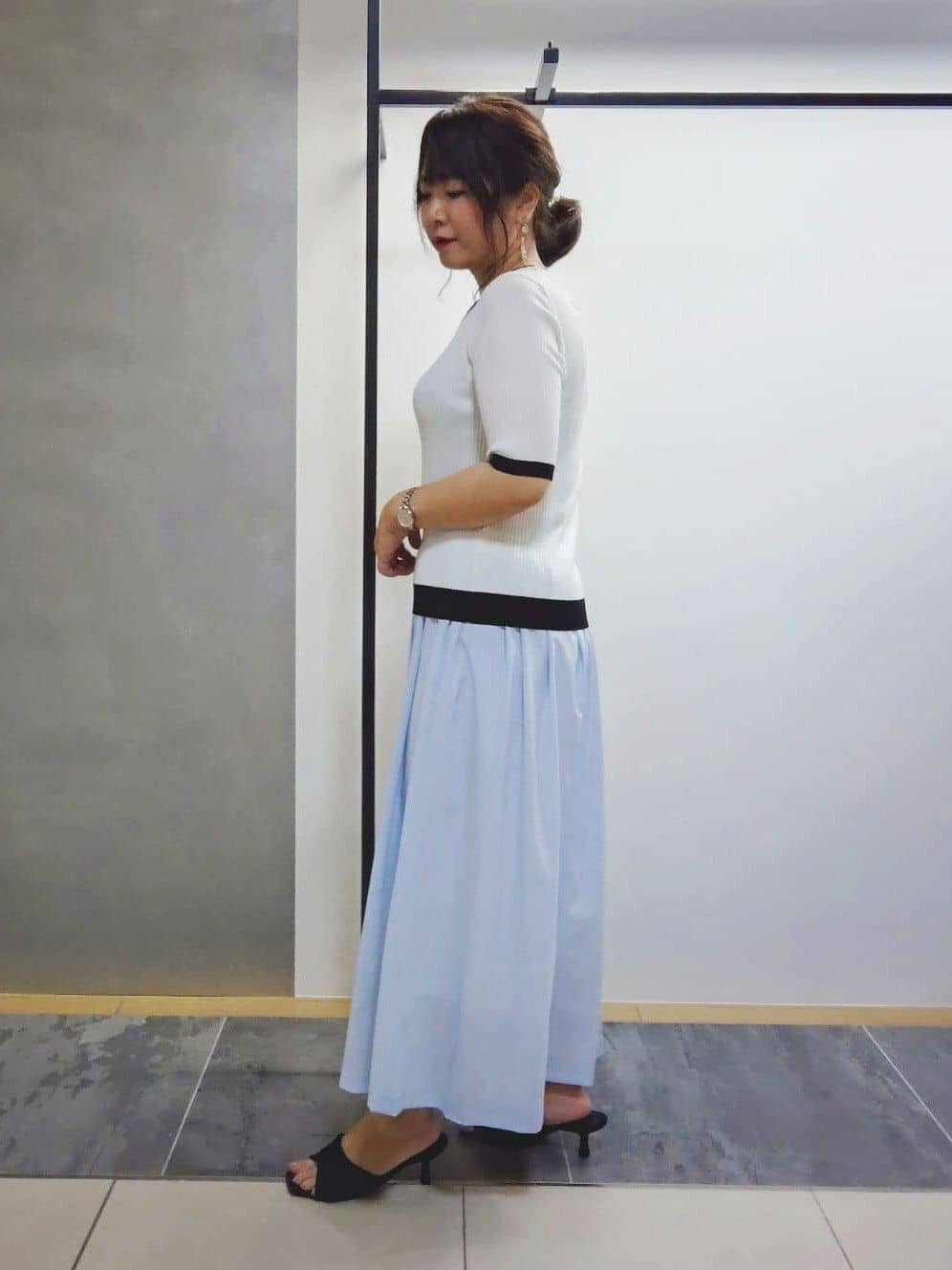 TOMOMIさんの「INDIVI｜【クールエアー素材／UVケア／セットアップ可能】エアリーフレアパンツ」を使ったコーディネート