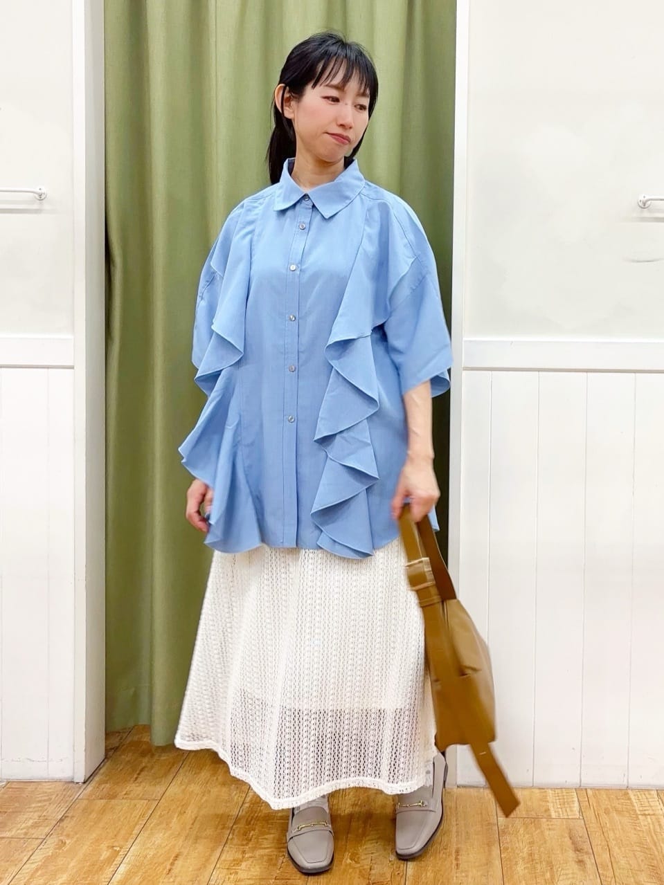 ゆうさんの「SHOO･LA･RUE｜【洗える/S-LL】大きめのフリルが印象的 デザインブラウス」を使ったコーディネート
