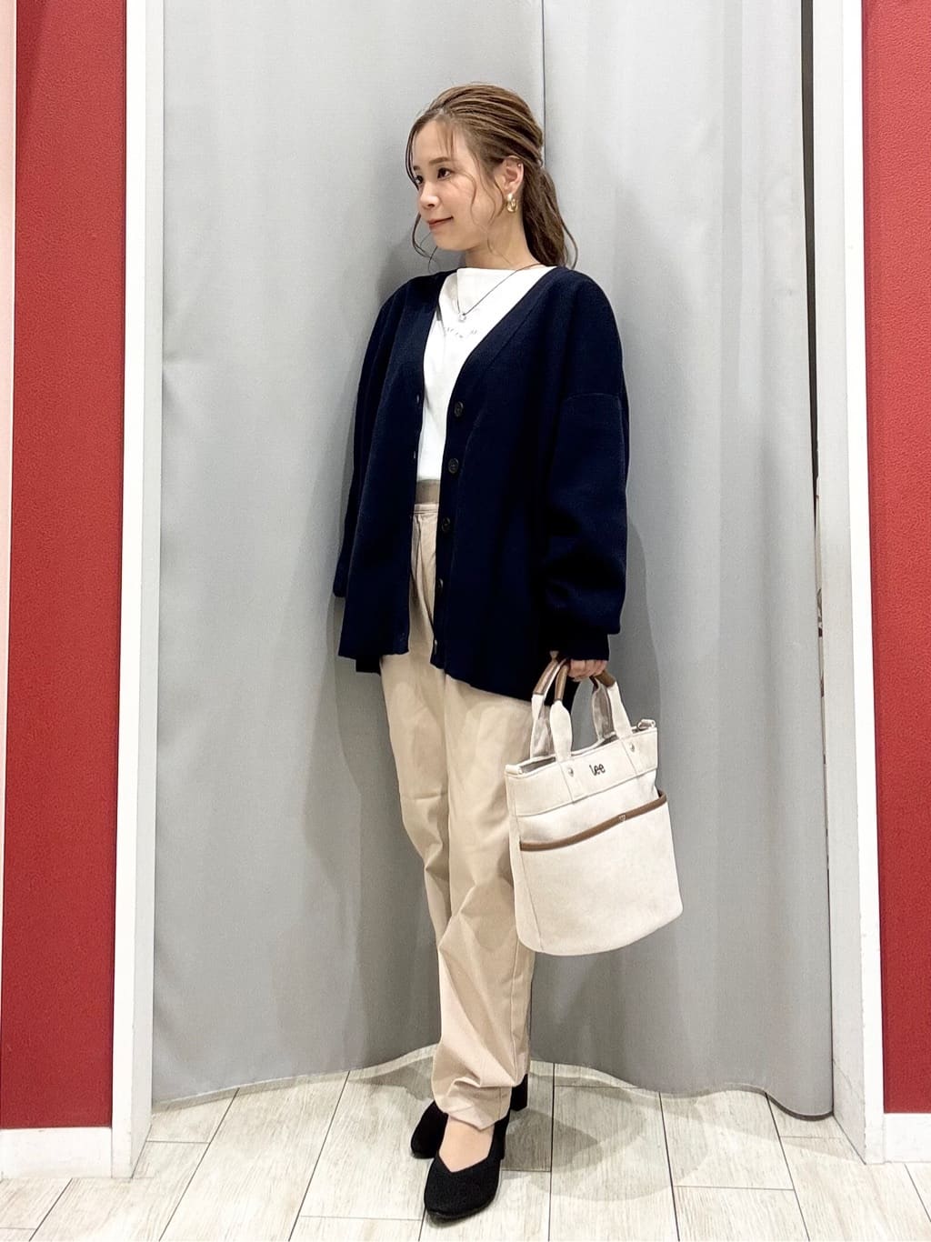 shioさんの「SHOO･LA･RUE｜【洗える/毛玉レス】表面がきれいなVネックカーディガン」を使ったコーディネート