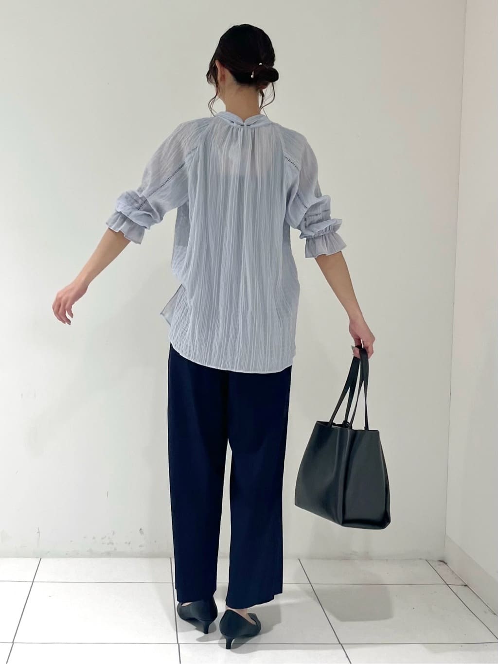 shioriさんの「INDIVI｜【洗える／シャーリング素材】ボリューム袖エアリーブラウス」を使ったコーディネート