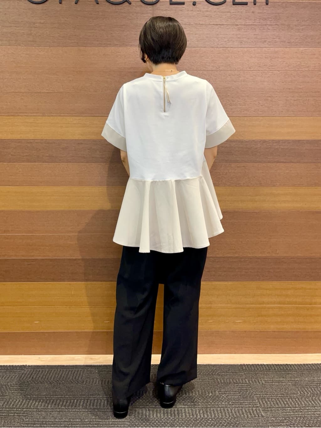 umiさんの「OPAQUE.CLIP｜配色フハクドッキングペプラムトップス【洗濯機洗い可／抗ピル】」を使ったコーディネート