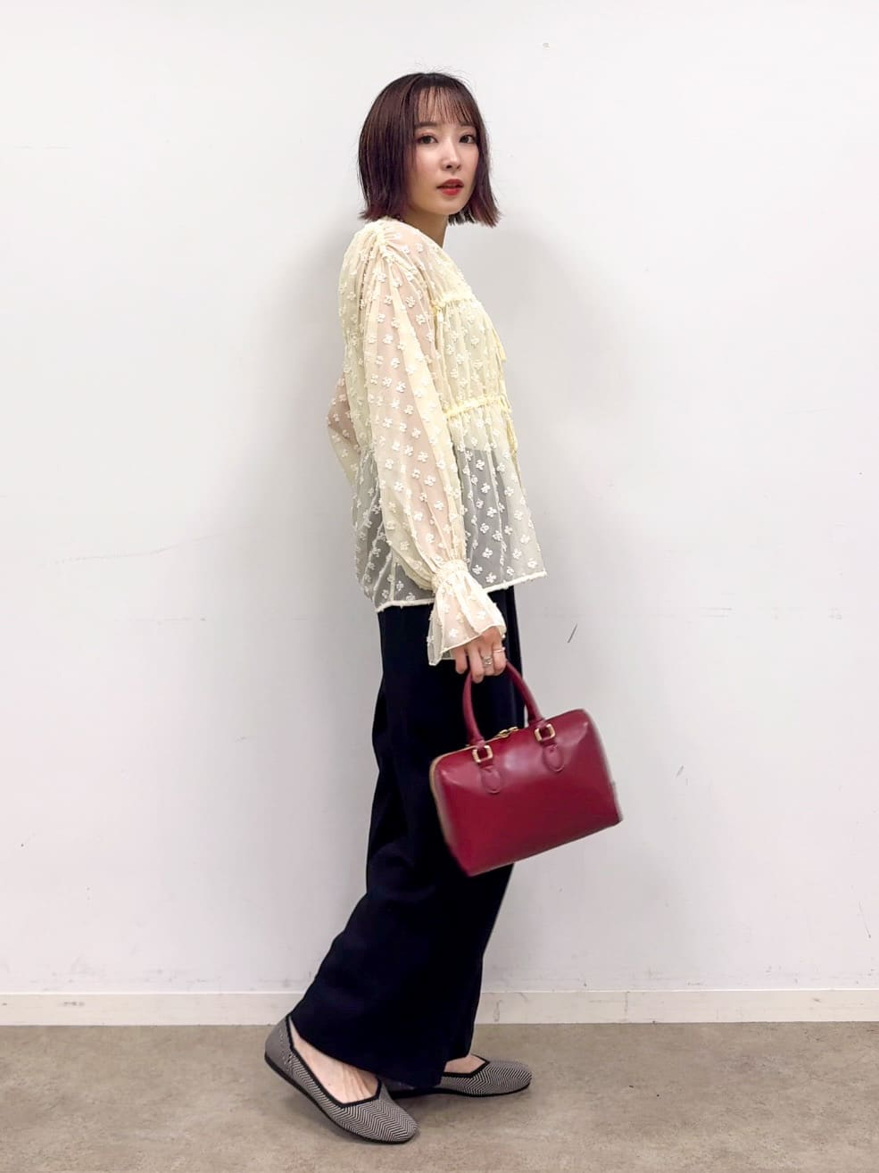 𝐜𝐡𝐢𝐤𝐚さんの「SHOO･LA･RUE｜華やかにさをプラスする シアードビー シャーリングブラウス」を使ったコーディネート